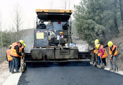 貴州縣鄉(xiāng)公路路面改善提升工程復(fù)工忙
