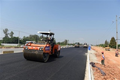 新洲陽(yáng)大公路工程開(kāi)始攤鋪瀝青,年底可達(dá)到主線通車目標(biāo)