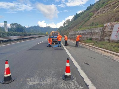 2024年7月30日,信豐公路分中心組織工作人員修補公路路面坑槽。