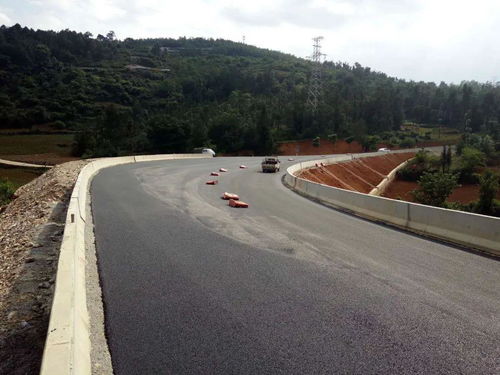 丘北公路分局完成s312線安防工程改線路段路面層鋪設