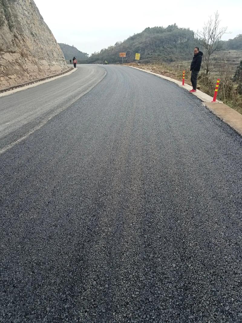 貴州旭輝科技承建安龍縣海子至灑雨公路改擴建工程 瀝青路面施工助力交通優化