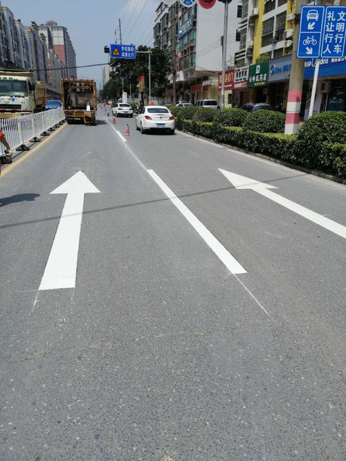 英德道路升級改造 隔離護欄安裝與路面修補工程顯著提升通行環境